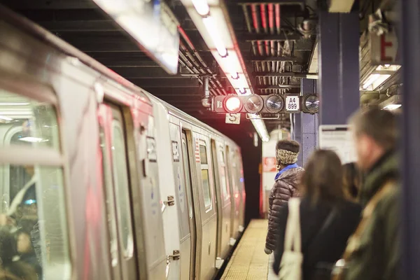 Pessoas Esperando Trem Cidade Nova York — Fotografia de Stock