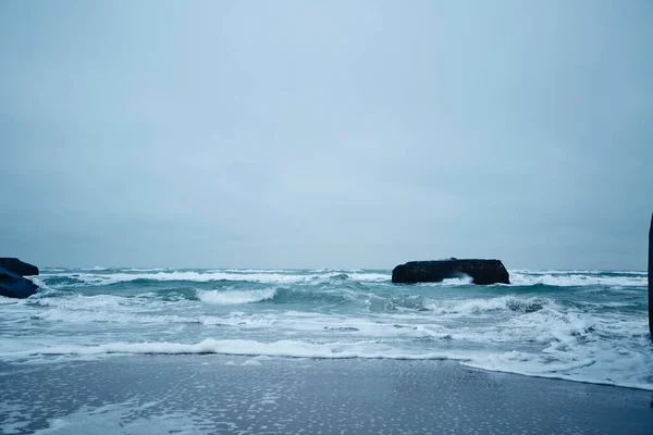 岩の多い夕暮れと暗い海の景色 — ストック写真