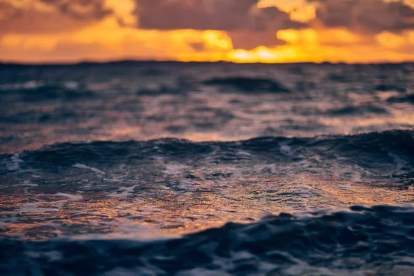 海に沈む夕日を背景に美しい波が — ストック写真