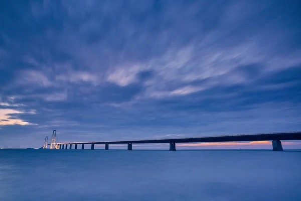 青い夕日が美しい夜の長い橋 — ストック写真