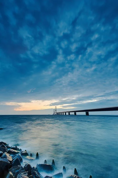 青い夕日が美しい夜の長い橋 — ストック写真