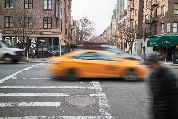 在纽约快速行驶的黄色出租车 — 图库照片
