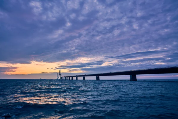 美しい夕日と夜の長い橋 — ストック写真