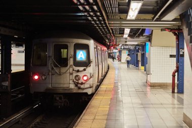 New York 'ta yeraltında eski bir tren.