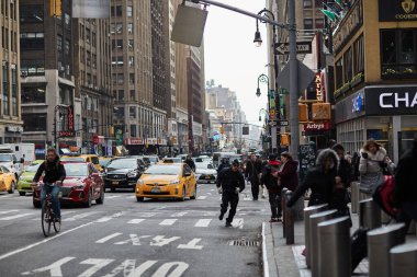 New York 'ta kalabalık bir yol. Sokakta insanlar var.