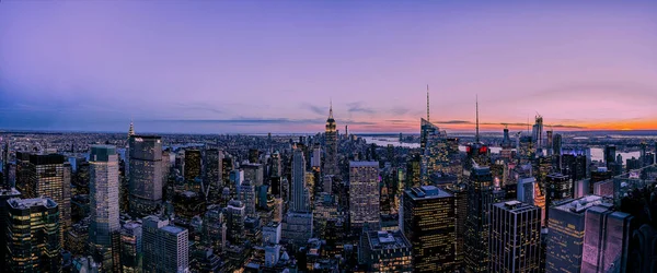 New York 'ta gökdelenlerin ve günbatımının genel görünümü
