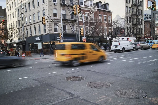 Taxi Jaune Conduisant Dans Les Rues — Photo