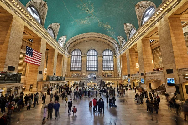 New York 'taki Grand Central tren istasyonundaki insanlar.