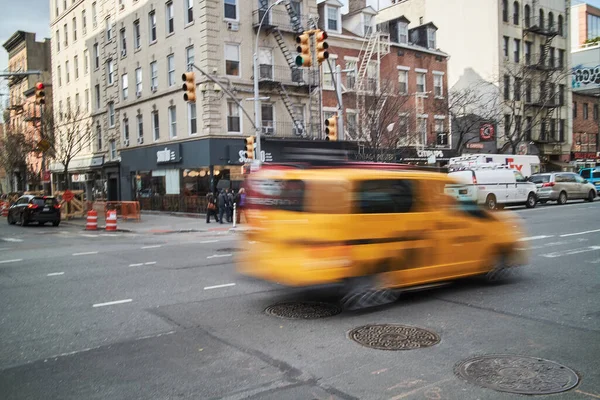 New York Hızla Geçen Sarı Bir Taksi — Stok fotoğraf