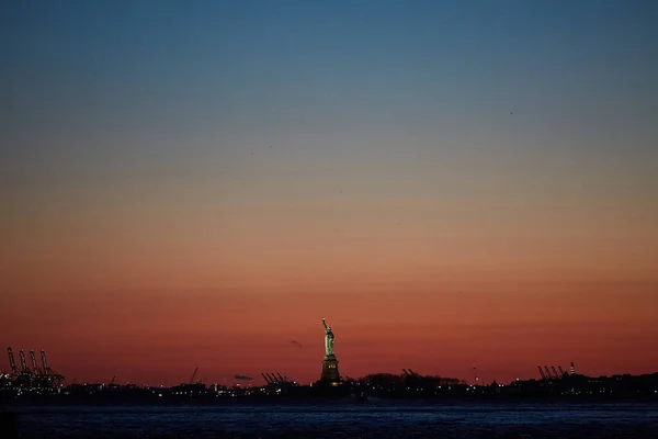 Mooie Rode Zonsondergang Achter Het Vrijheidsbeeld — Stockfoto