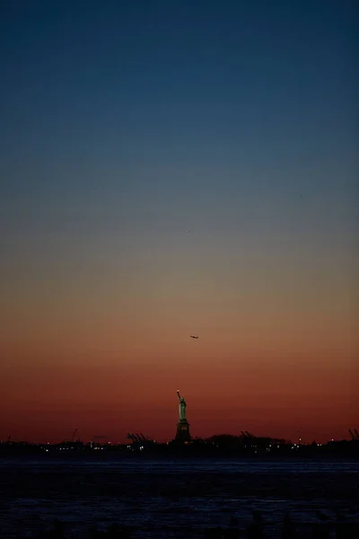 Beautiful Red Sunset Statue Liberty — Stock Photo, Image