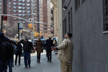 New York sokaklarında şarkı söyleyen kişi