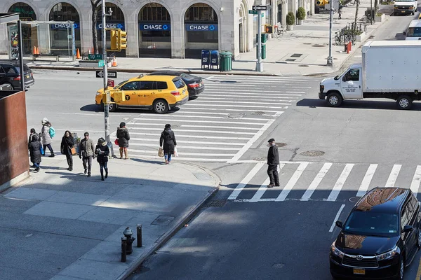 Lidé Procházející Ulicí New Yorku — Stock fotografie