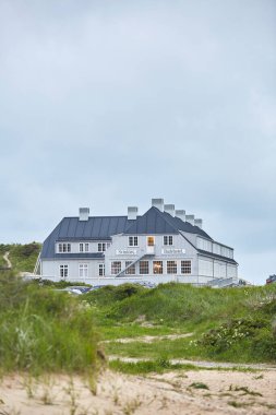 Deniz ve sahil kenarında güzel bir restoran.