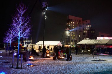 Danimarka 'da hafif bir geçit töreni sırasında dışarıda, karda kamp ateşi.