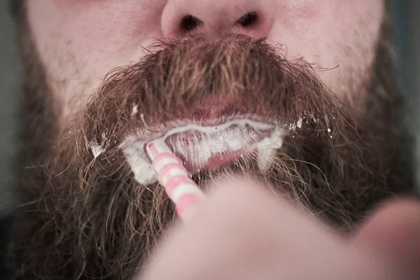 Een Man Met Een Baard Zijn Tanden Poetsen — Stockfoto