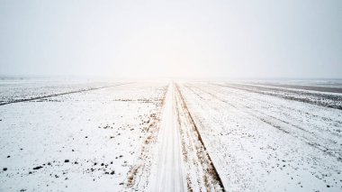 Beyaz ve karlı bir yol Kış fırtınasında