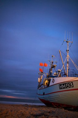 Gece denizde beyaz bir tekne.