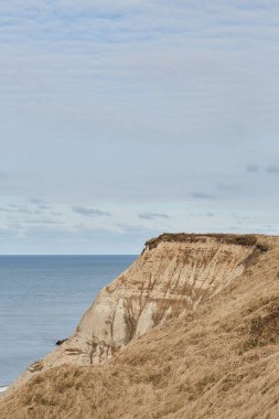 Bir uçurum ve mavi okyanus manzarası