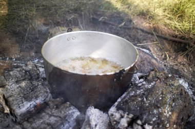 Dışarıda yemek pişiren bir tencere.