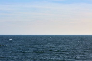 berrak gökyüzü ile mavi okyanus manzarası