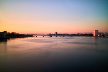 Danimarka 'da gün batımının güzel olduğu bir manzara.