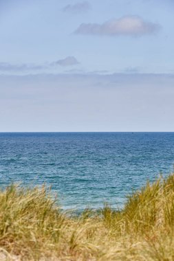Mavi ve berrak bir okyanus manzarası