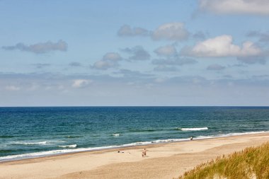 Mavi ve berrak bir okyanus manzarası