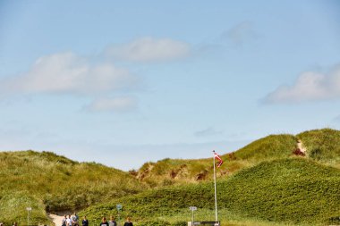 Mavi ve berrak bir okyanus manzarası