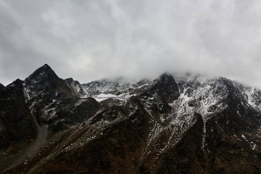 bulutlu beyaz gökyüzü ile bir dağ manzarası
