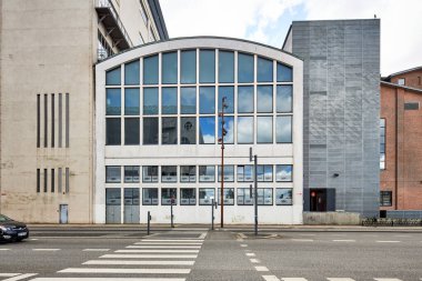 Yol kenarındaki modern beyaz beton bina