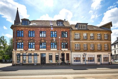 Tayland restoranı ve ikinci el mağazası.