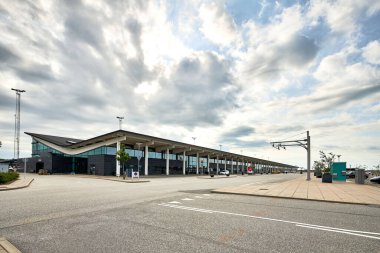 Danimarka 'da bir havaalanı otoparkı.