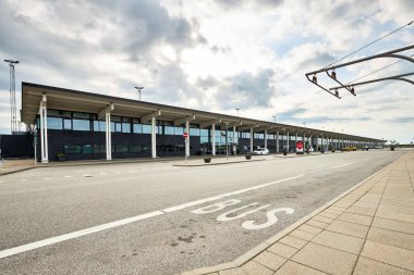 Danimarka 'da bir havaalanı otoparkı.