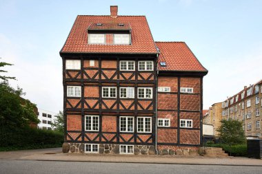 Detayları olan güzel kahverengi bir bina.