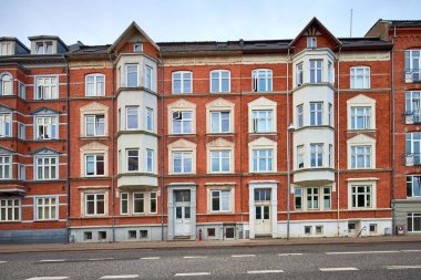 Detayları olan güzel kahverengi bir bina.