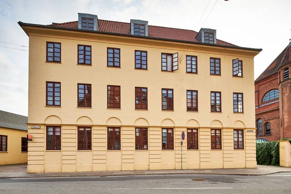 Una Hermosa Estructura Edificio Marrón Con Detalles — Foto de Stock