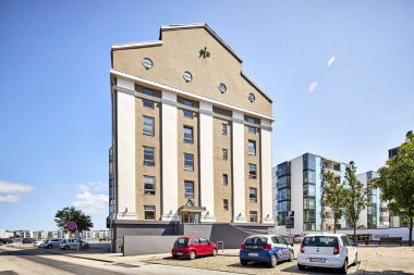 Okyanus manzaralı eski kahverengi ve beyaz bir bina.