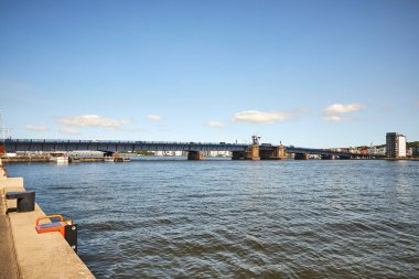 Danimarka 'da güneşli bir günde büyük mavi bir köprü