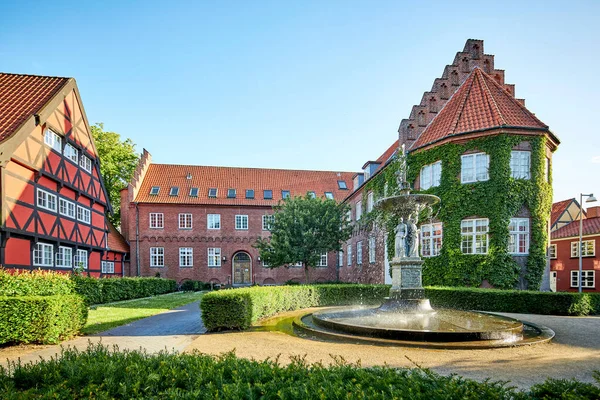 Historisk Slottsbyggnad Med Vacker Trädgård — Stockfoto
