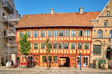 Geleneksel sarı ve kırmızı bir bina