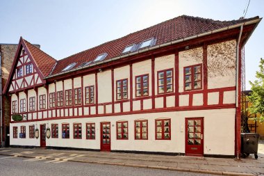 İskandinav şehrinde güzel bir kırmızı şerit bina.