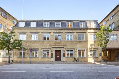 Danimarka 'da eski kahverengi bir sigara binası.