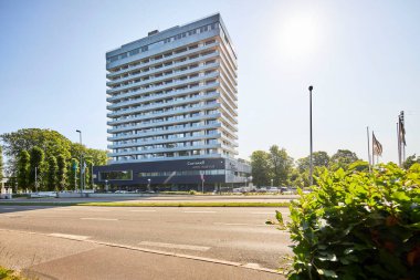 Danimarka 'nın küçük bir şehrinde büyük beyaz bir otel binası.