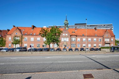 Danimarka 'da işlek yol kenarındaki bir kırmızı hastane binası.
