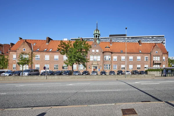 Edificio Rojo Del Hospital Por Carretera Ocupada Denmark — Foto de Stock