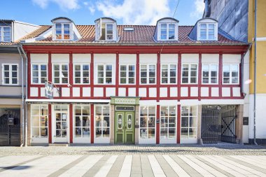 Dar bir sokakta eski bir İskandinav binası. 