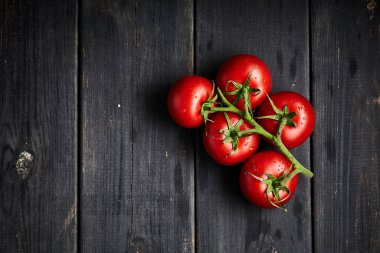 Kök arka planda domateslerin stok fotoğrafı