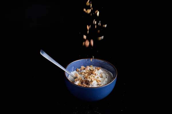 Een Blauwe Kom Gevuld Met Yoghurt Een Zwarte Achtergrond — Stockfoto