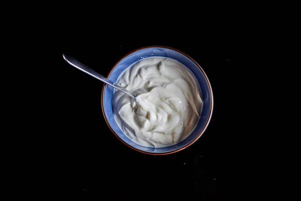 Eine Blaue Schale Gefüllt Mit Joghurt Auf Schwarzem Hintergrund — Stockfoto